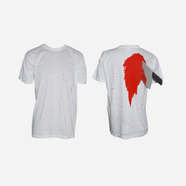 T-Shirt et couteau ensanglanté