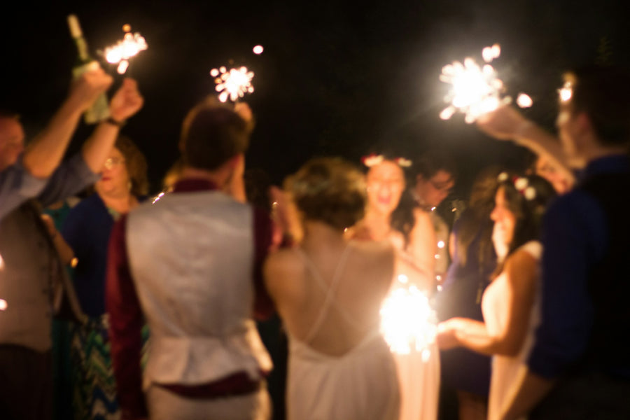 Cierges magiques allumés lors d'une soirée de mariage