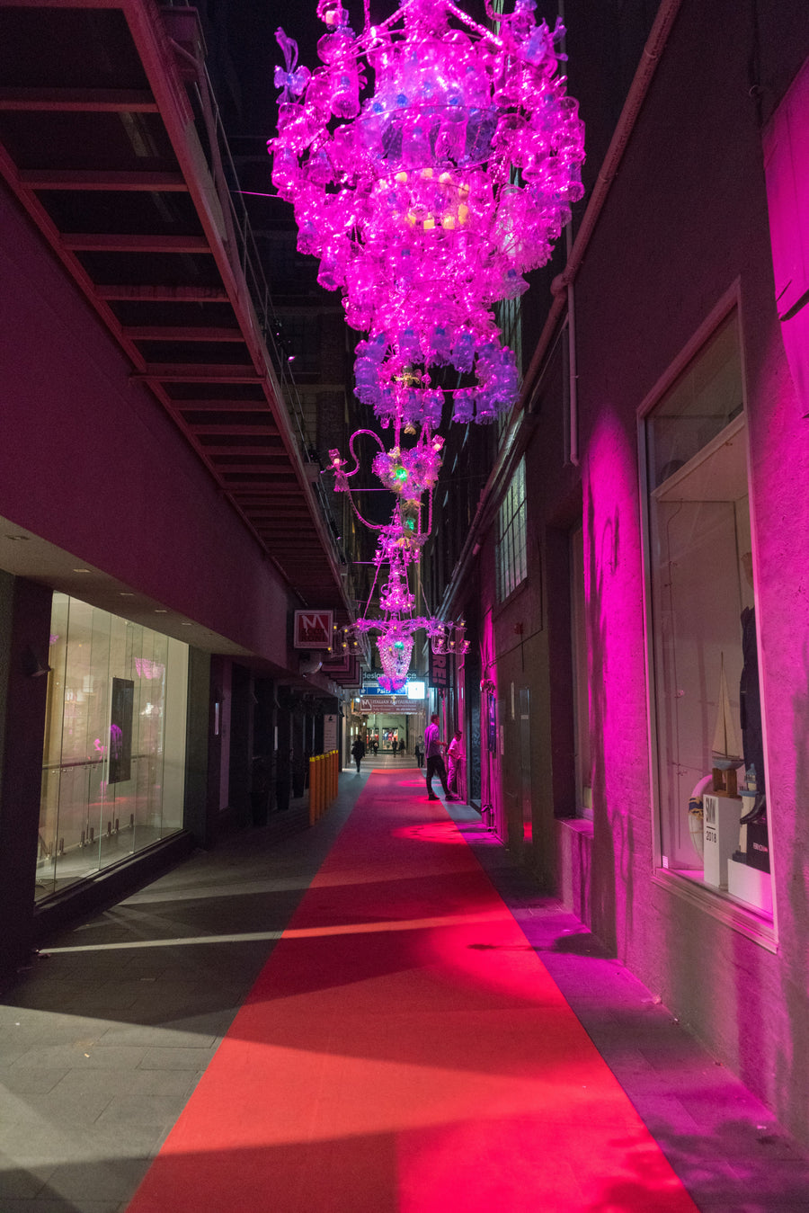 Contraste lumière blanche et lumière rouge en soirée, idée décoration soirée ange et démon