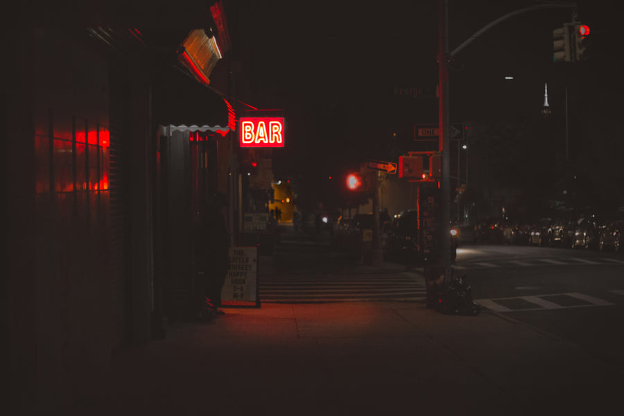 Accessoires pour bar et boîte de nuit : éclairage professionnel d'un bar la nuit