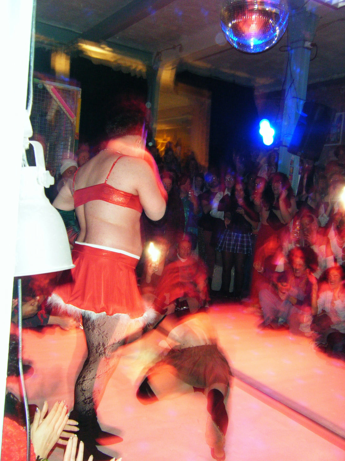 Dancefloor de boîte de nuit décoré pour une soirée à thème avec jeux de lumière
