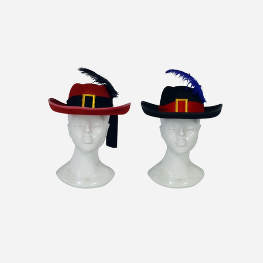Chapeau mousquetaire plume et boucle dorée assorti