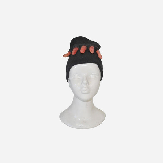 Bonnet avec doigts ensanglantés
